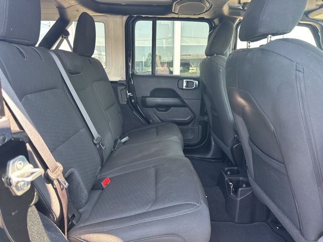 2022 Jeep Wrangler Unlimited Sahara - Photo 25