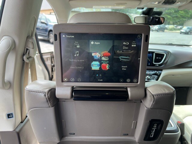 2017 Chrysler Pacifica Touring Plus photo 3