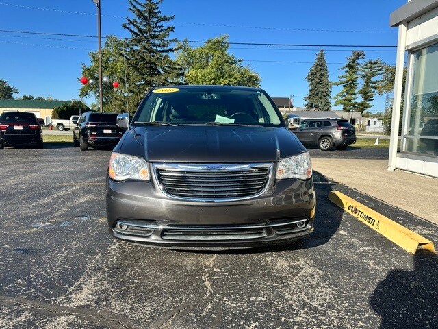 2016 Chrysler Town & Country photo 3