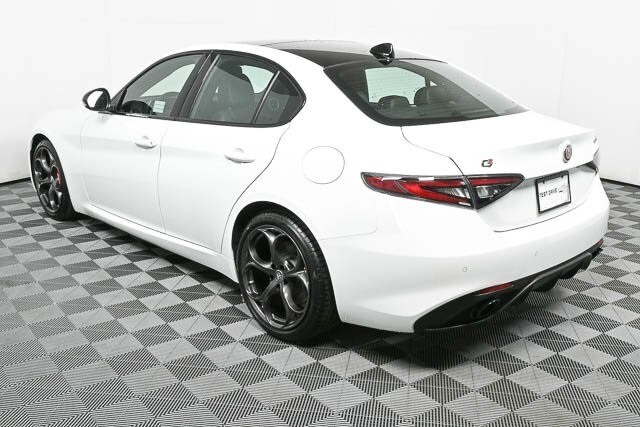 2025 Alfa Romeo Giulia photo 3