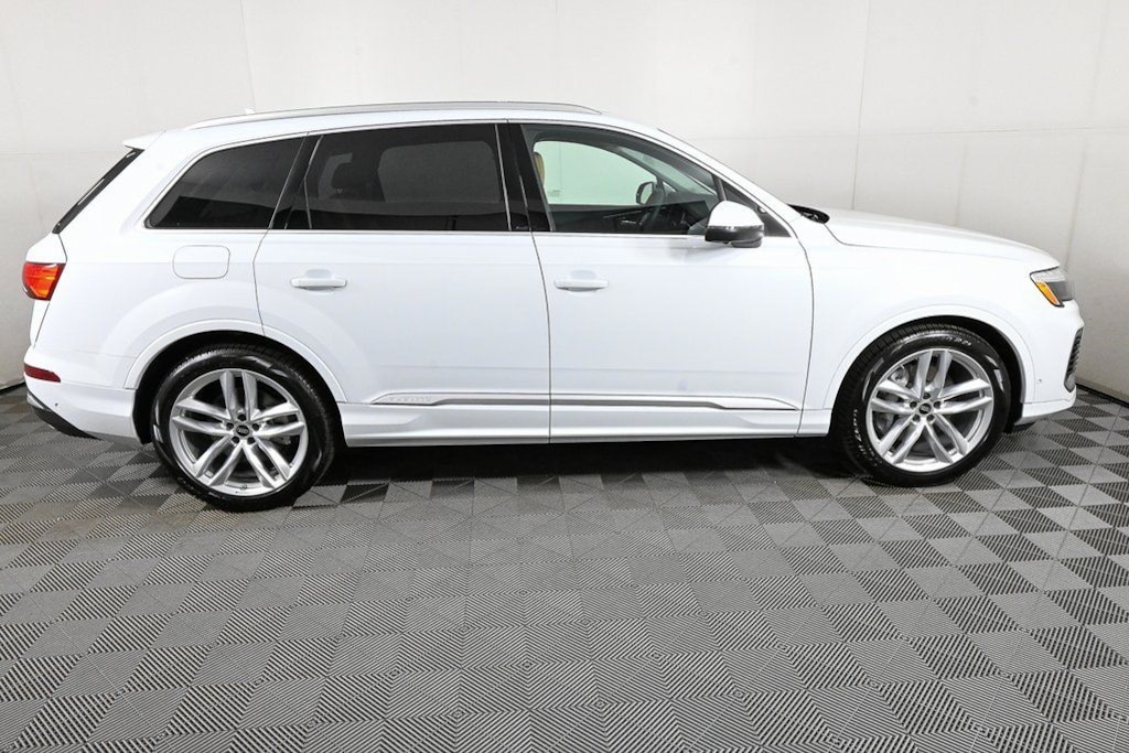 New 2025 Audi Q7 55 Premium Plus SUV
