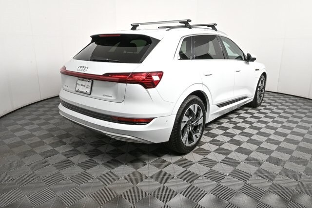 2023 Audi e-tron Premium Plus photo 2