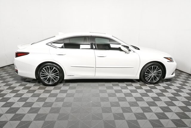 2022 Lexus ES 300h photo 2