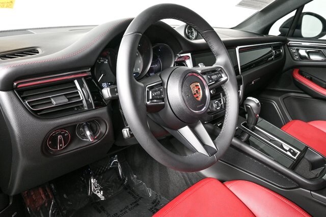 2025 Porsche Macan S photo 4