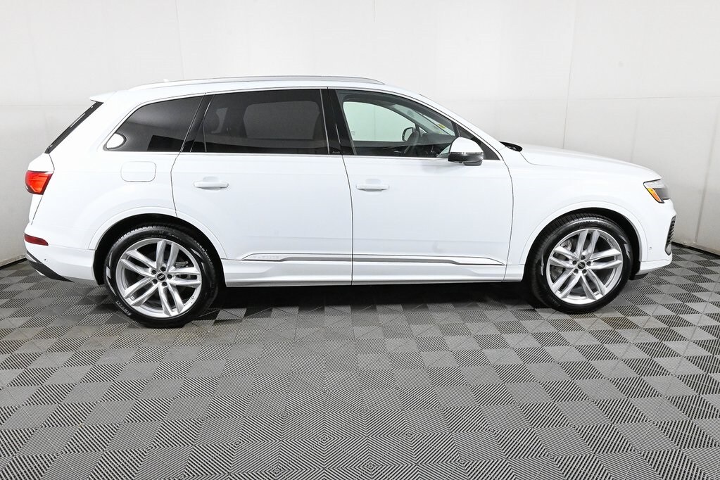 2025 Audi Q7 55 Premium Plus photo 2
