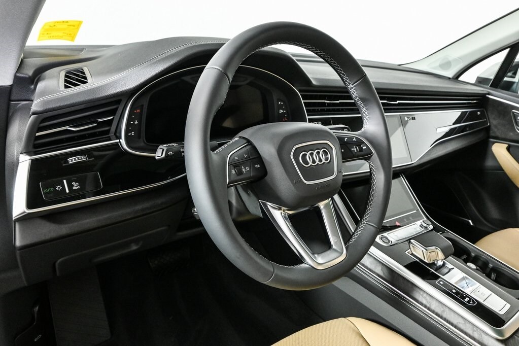 2025 Audi Q7 55 Premium Plus photo 3