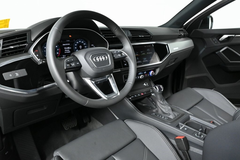 2025 Audi Q3 45 TFSI S line Premium photo 4