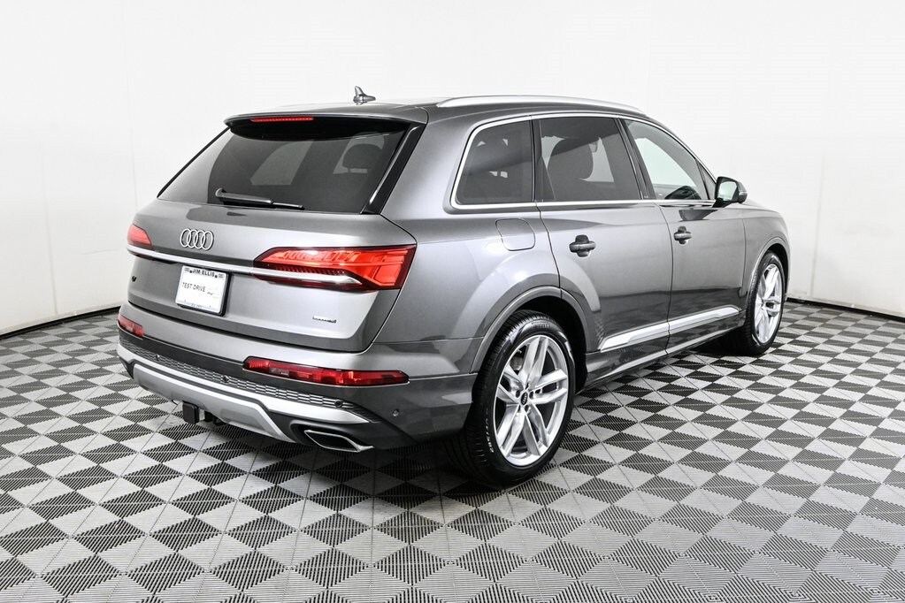 2025 Audi Q7 55 Premium Plus photo 3