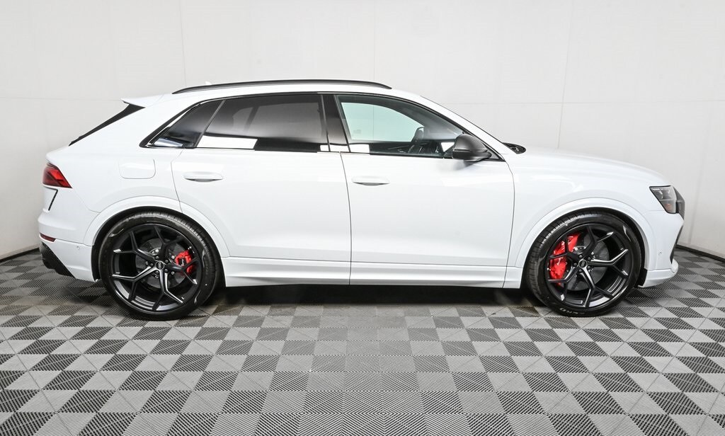 2025 Audi RS Q8 photo 2