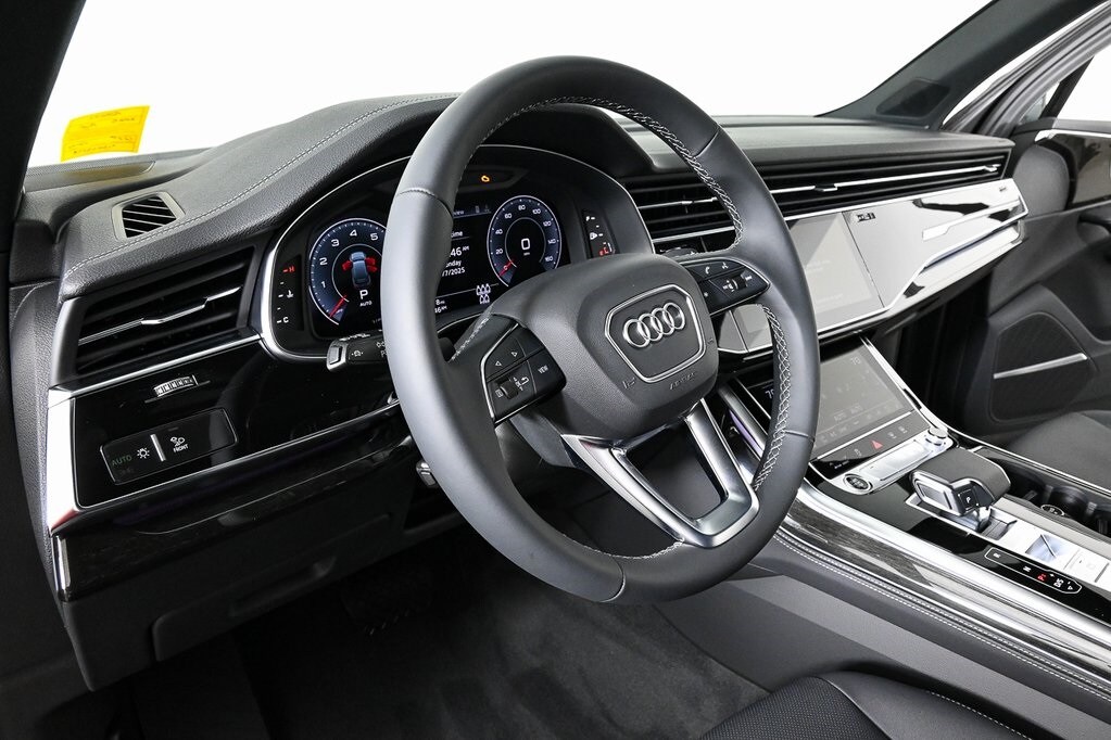 2025 Audi Q7 55 Premium Plus photo 3