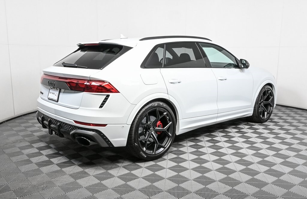 2025 Audi RS Q8 photo 3