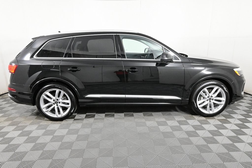 2025 Audi Q7 55 Premium Plus photo 2