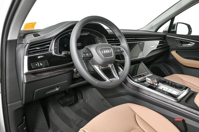 2025 Audi Q7 55 Premium Plus photo 3
