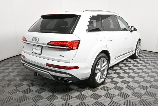 2025 Audi Q7 55 Premium Plus photo 2
