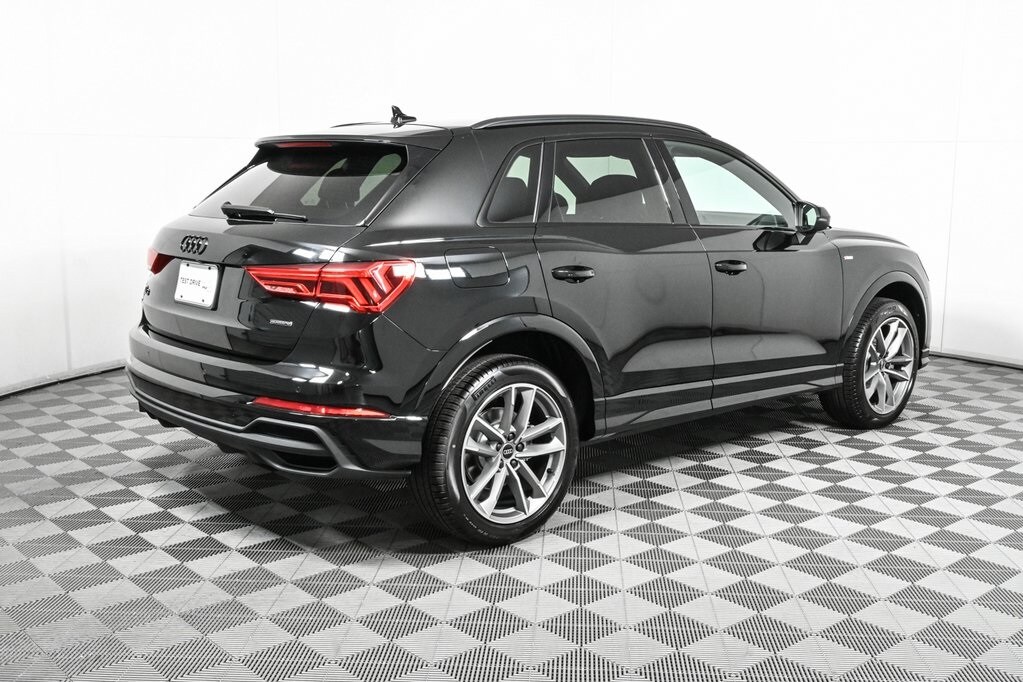 2025 Audi Q3 45 TFSI S line Premium photo 3