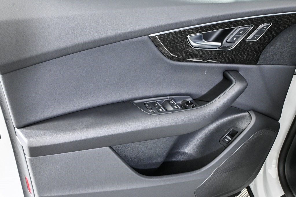 2025 Audi Q8 55 Premium photo 4