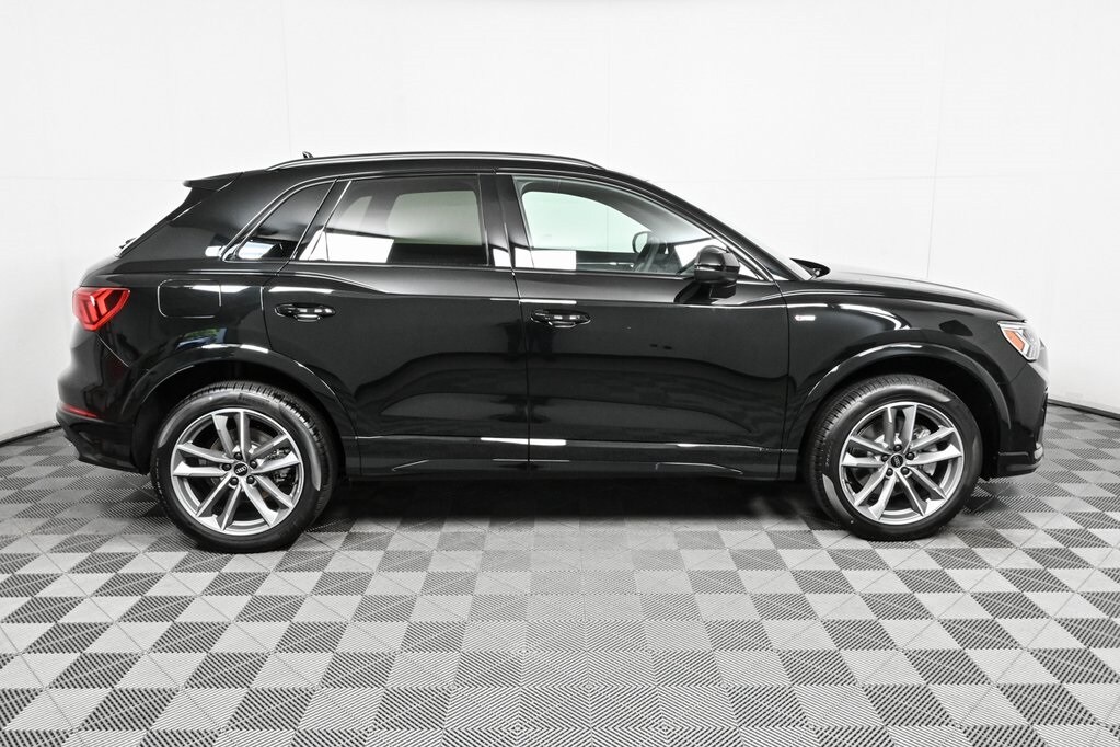 2025 Audi Q3 45 TFSI S line Premium photo 2