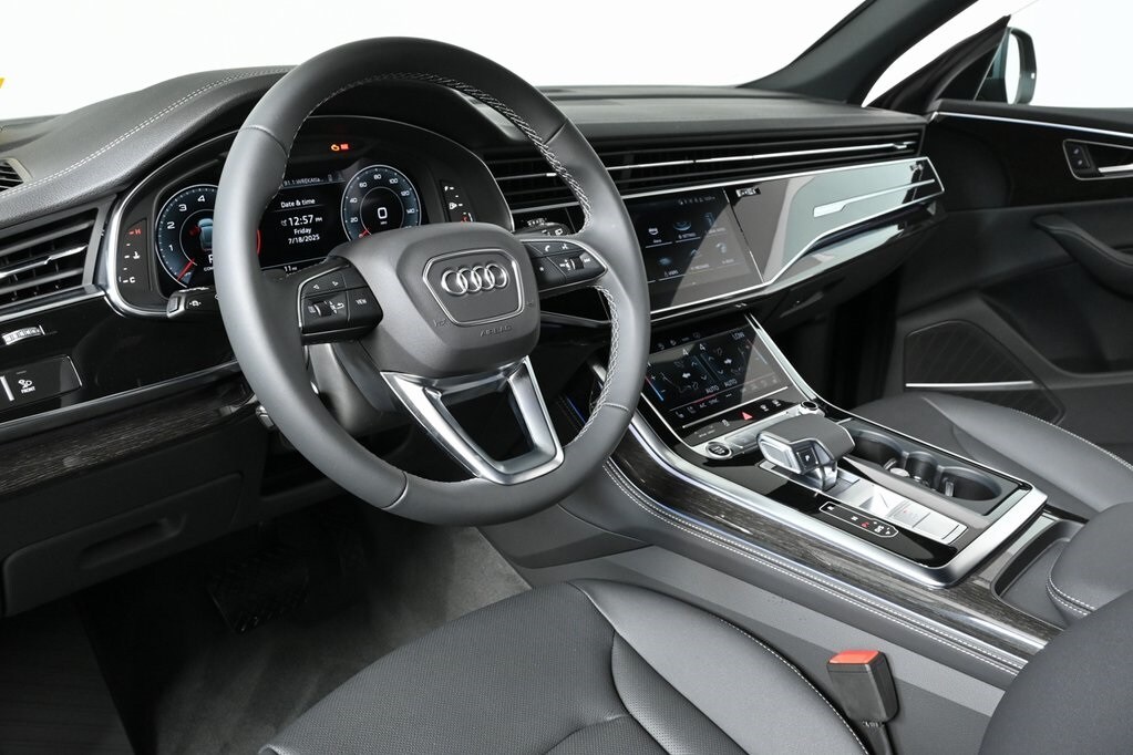 2025 Audi Q8 55 Premium Plus photo 3