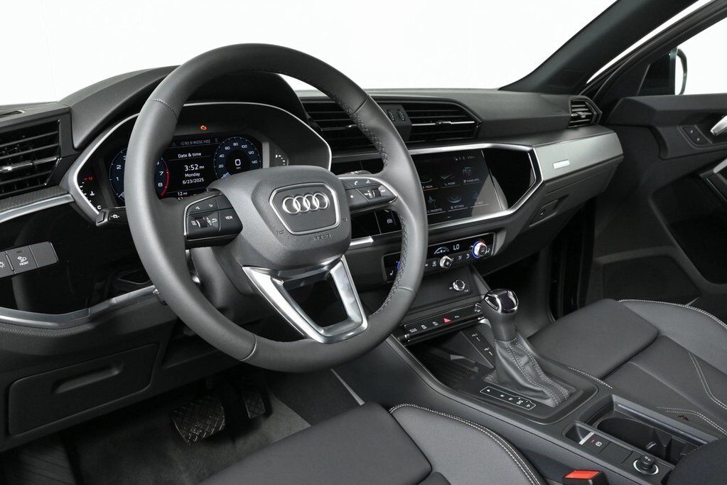 2025 Audi Q3 45 TFSI S line Premium photo 4