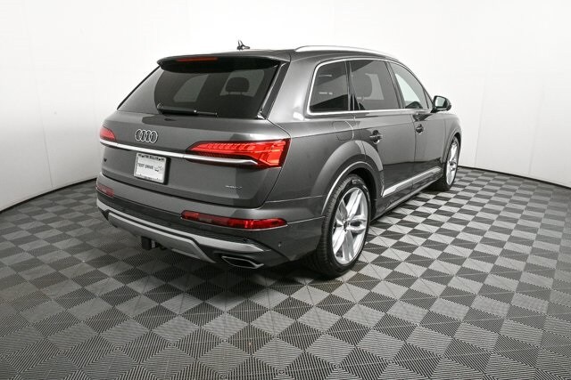 2025 Audi Q7 55 Premium Plus photo 2
