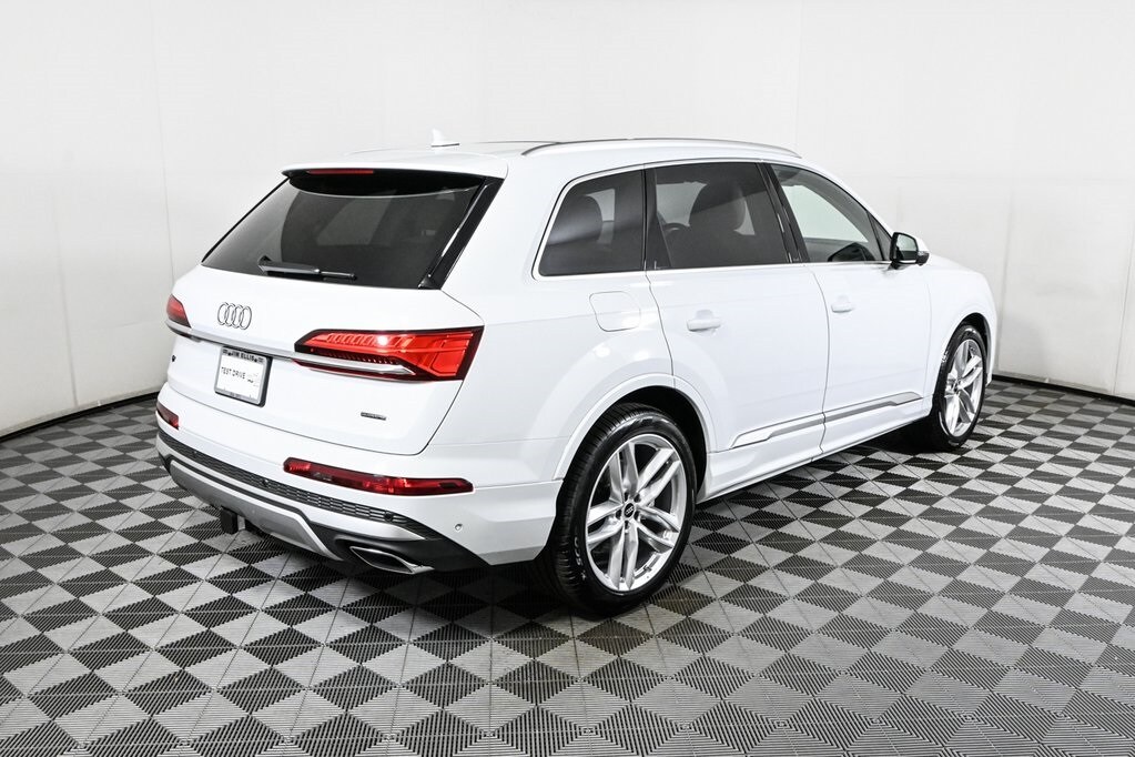 2025 Audi Q7 55 Premium Plus photo 2