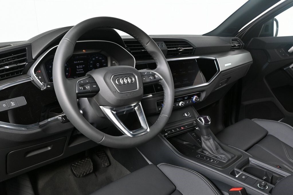 2025 Audi Q3 45 TFSI S line Premium photo 3