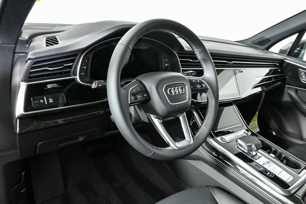 2025 Audi Q7 55 Premium Plus photo 4
