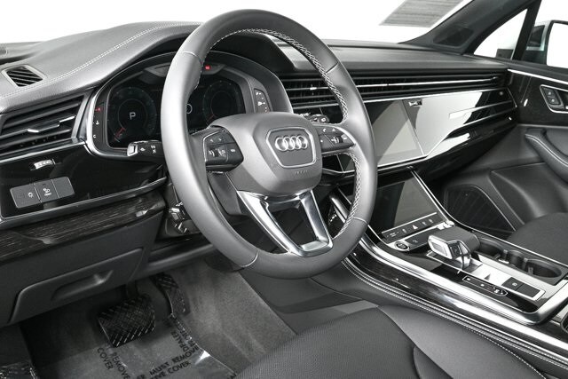 2025 Audi Q7 45 Premium Plus photo 3
