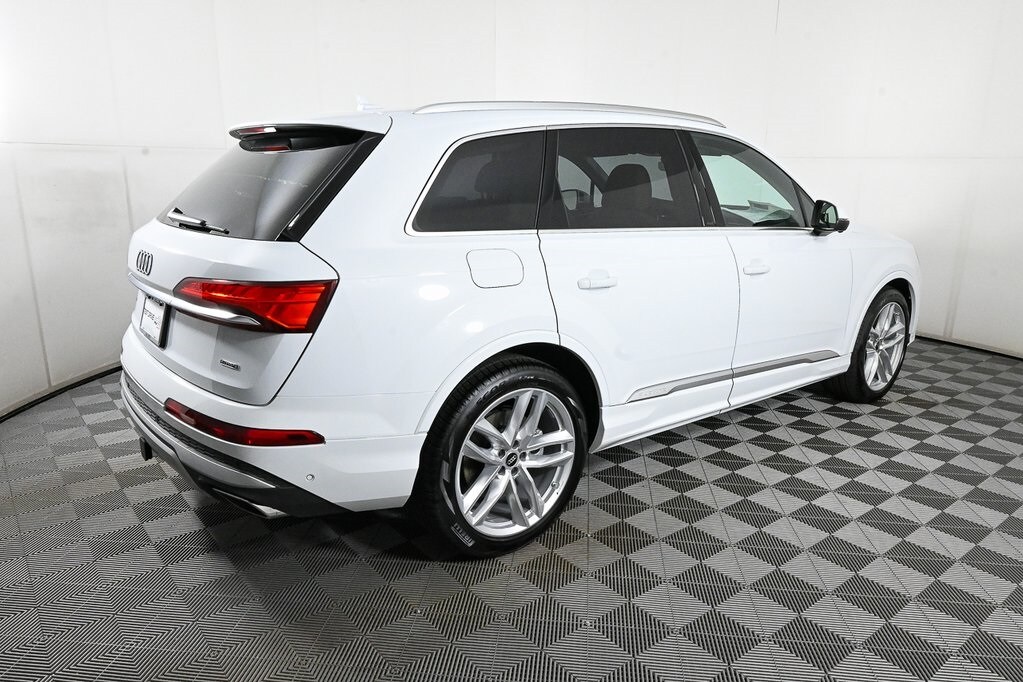 2025 Audi Q7 55 Premium Plus photo 3