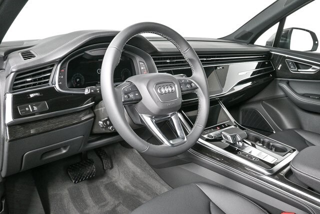 2025 Audi Q7 55 Premium Plus photo 3