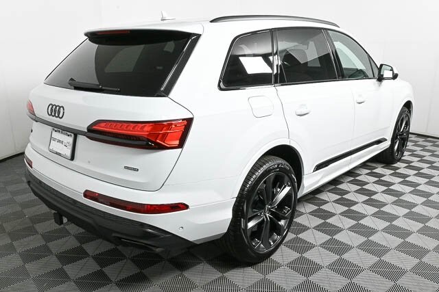 2025 Audi Q7 55 Premium Plus photo 3