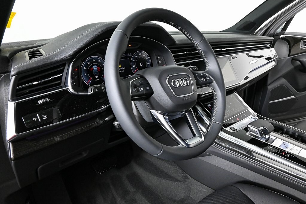 2025 Audi Q7 55 Premium Plus photo 3