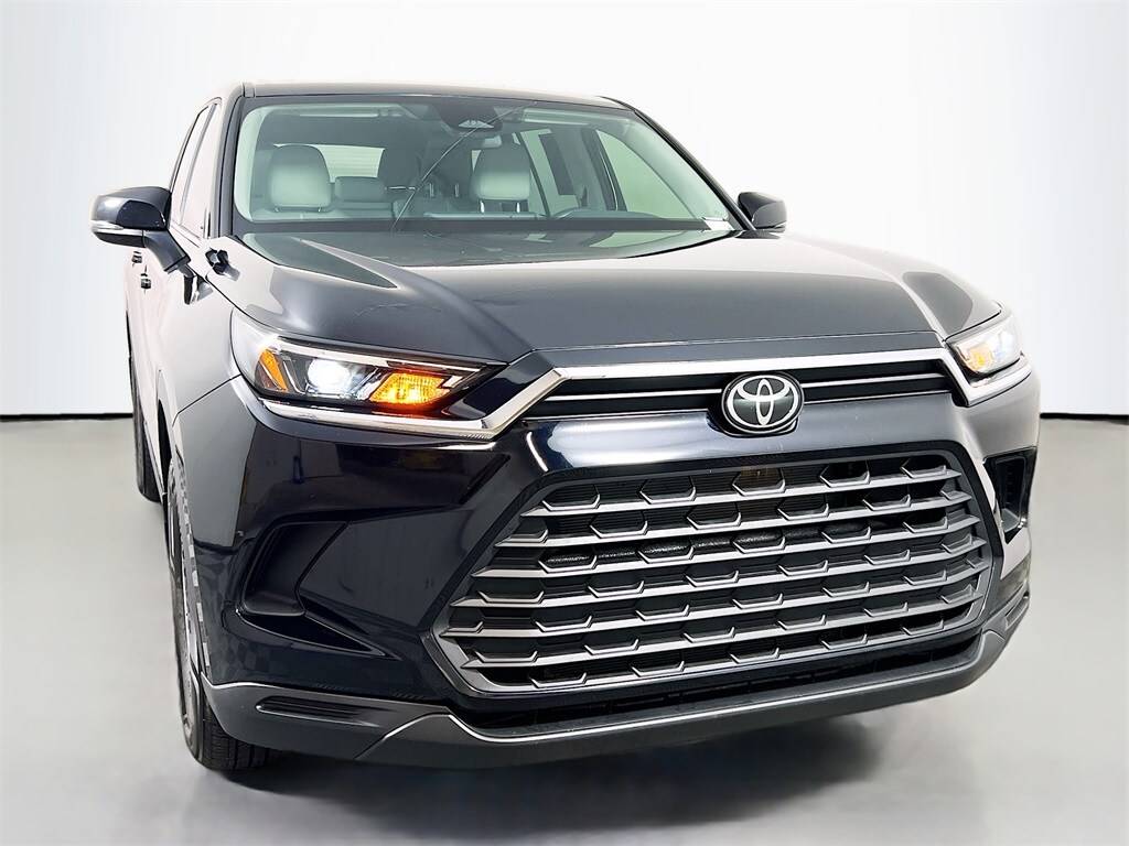2025 Toyota Grand Highlander LE photo 2