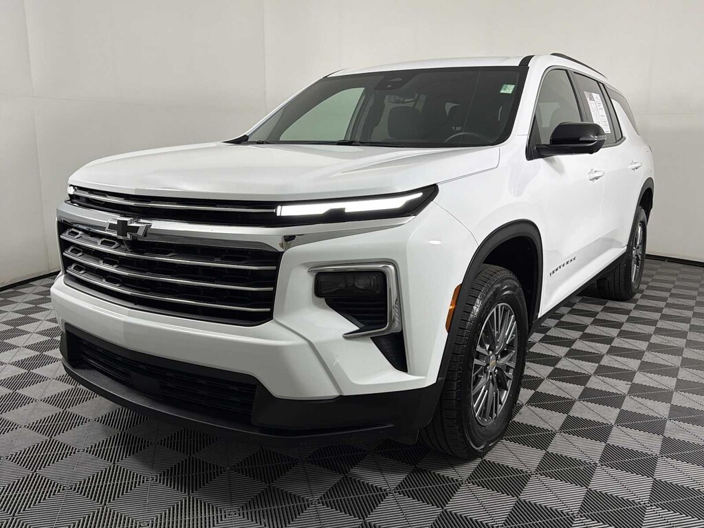 Used 2024 Chevrolet Traverse FWD LT