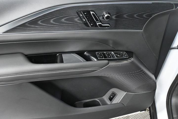 2025 Cadillac Lyriq Luxury photo 4