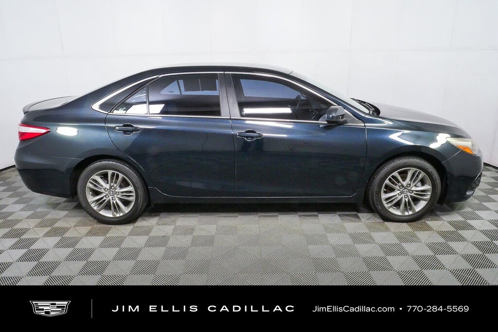 Used 2017 Toyota Camry SE Sedan