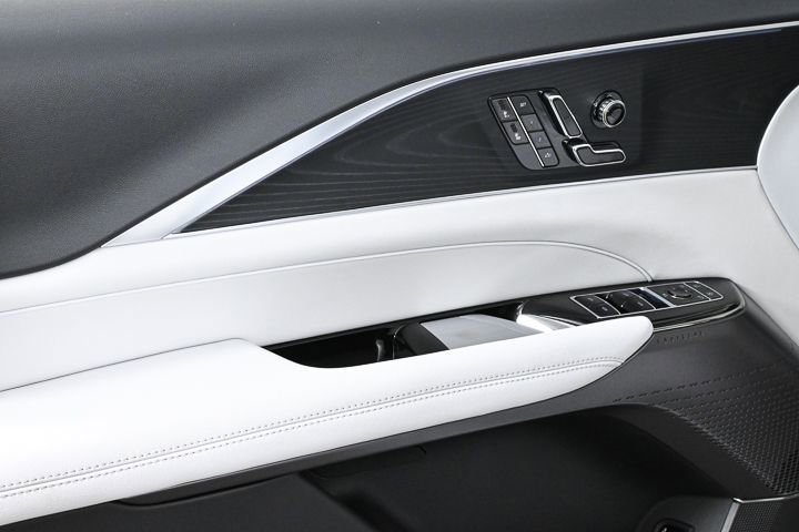 2025 Cadillac Lyriq Luxury photo 4