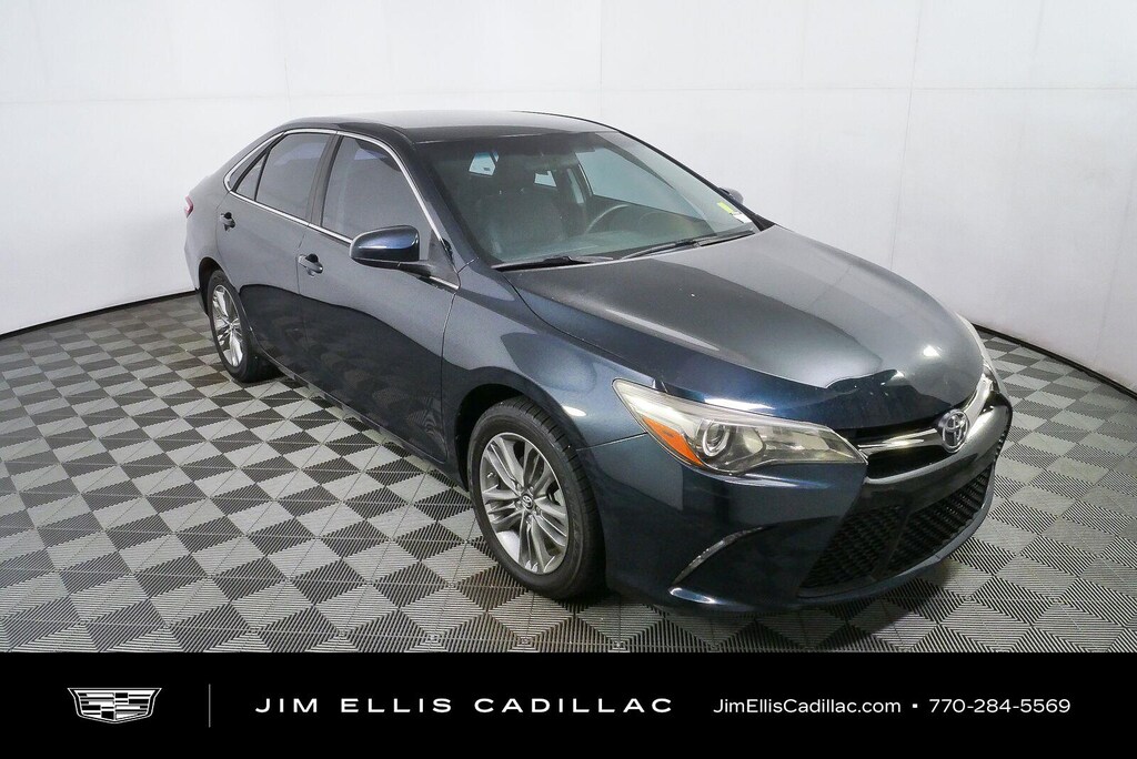 Used 2017 Toyota Camry SE Sedan