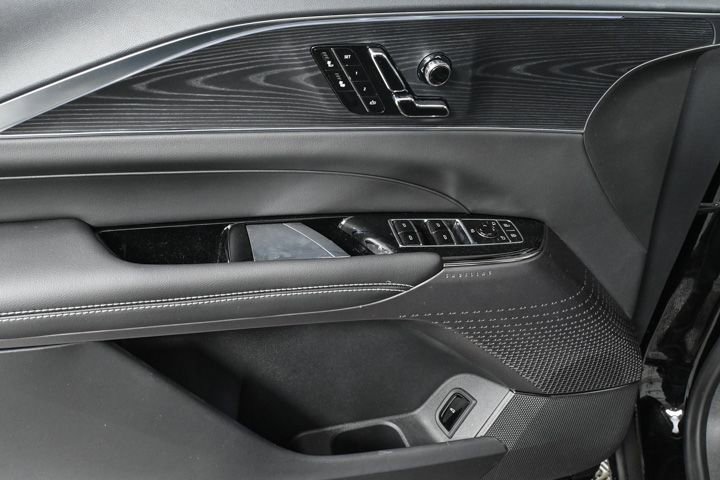 2025 Cadillac Lyriq Luxury photo 4