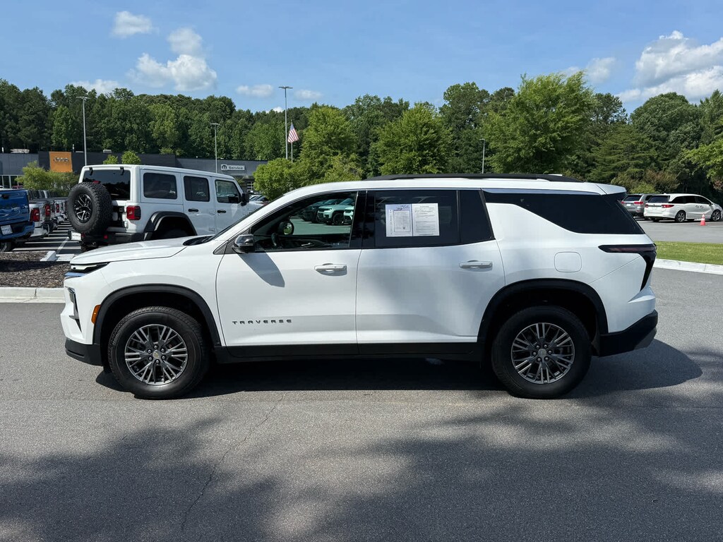 Used 2024 Chevrolet Traverse FWD LT
