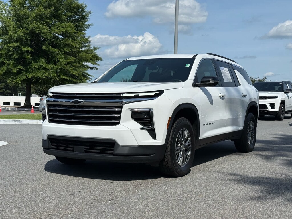 Used 2024 Chevrolet Traverse FWD LT