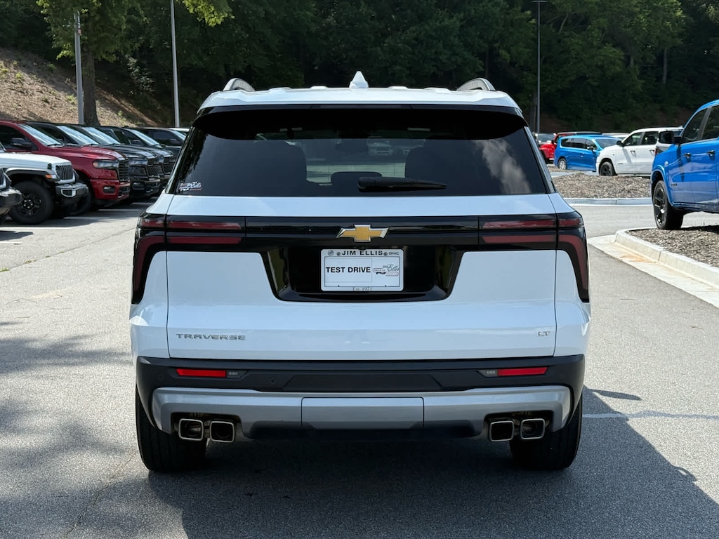 Used 2024 Chevrolet Traverse FWD LT