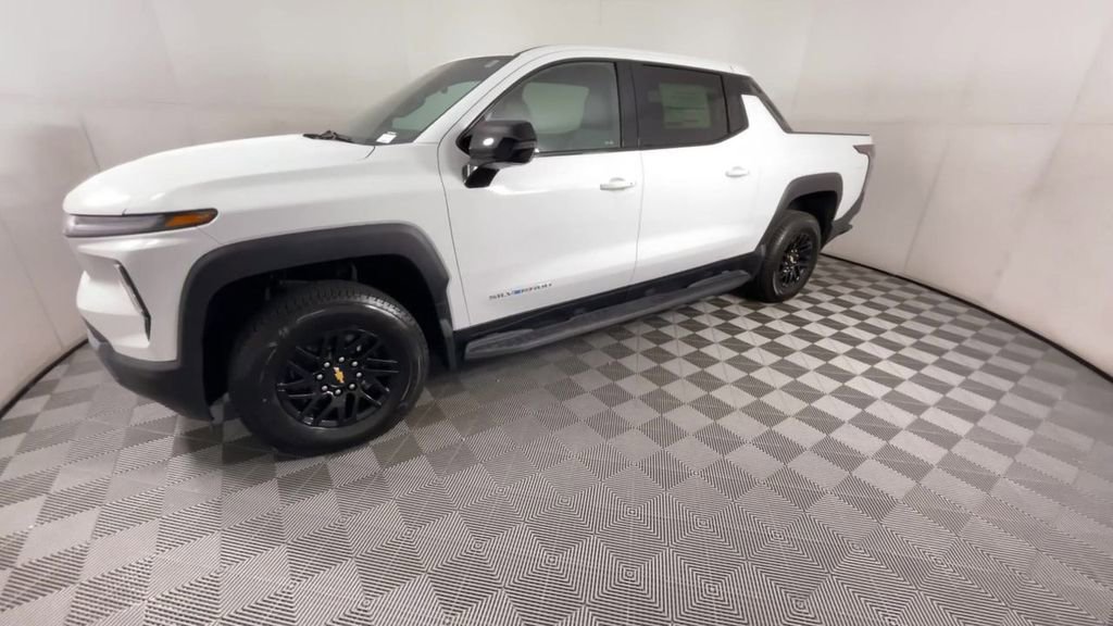 2025 Chevrolet Silverado EV LT photo 4