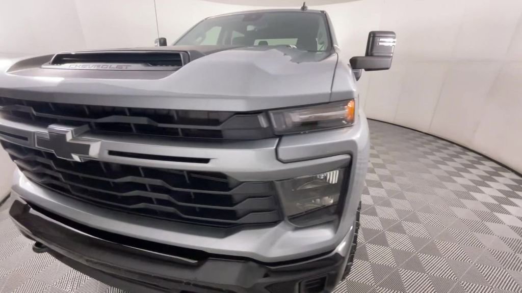 2025 Chevrolet Silverado 2500HD Custom photo 3