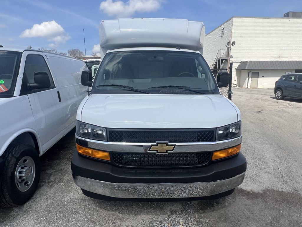 2025 Chevrolet Express Cutaway 3500 photo 2