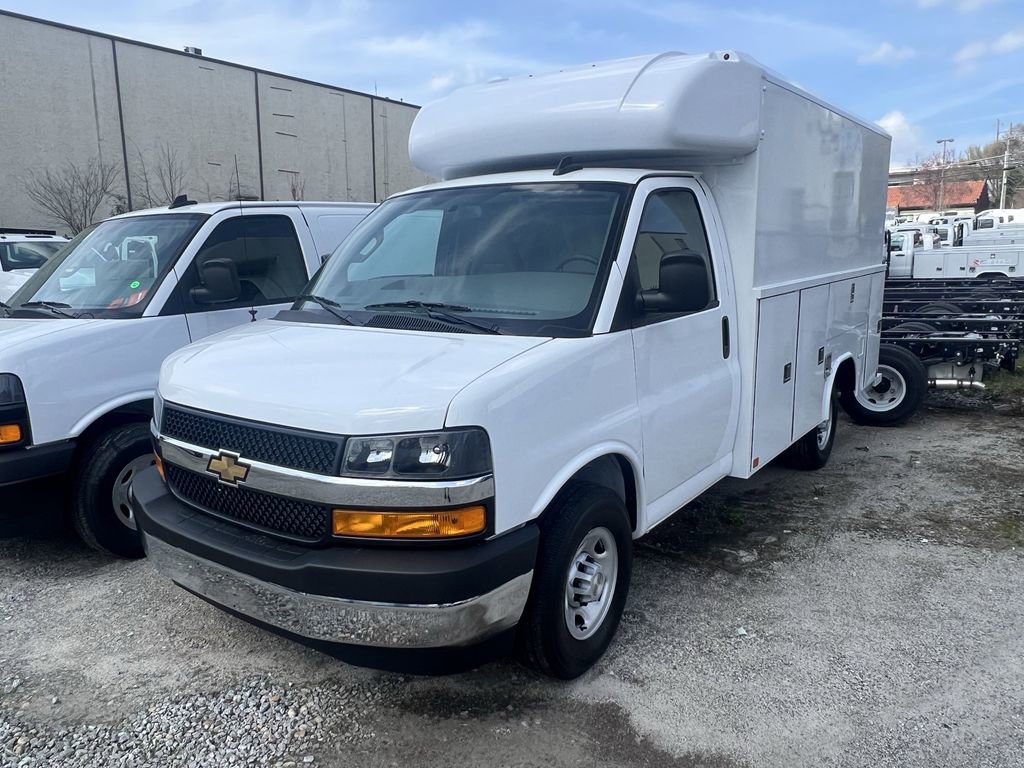 2025 Chevrolet Express Cutaway 3500 photo 3