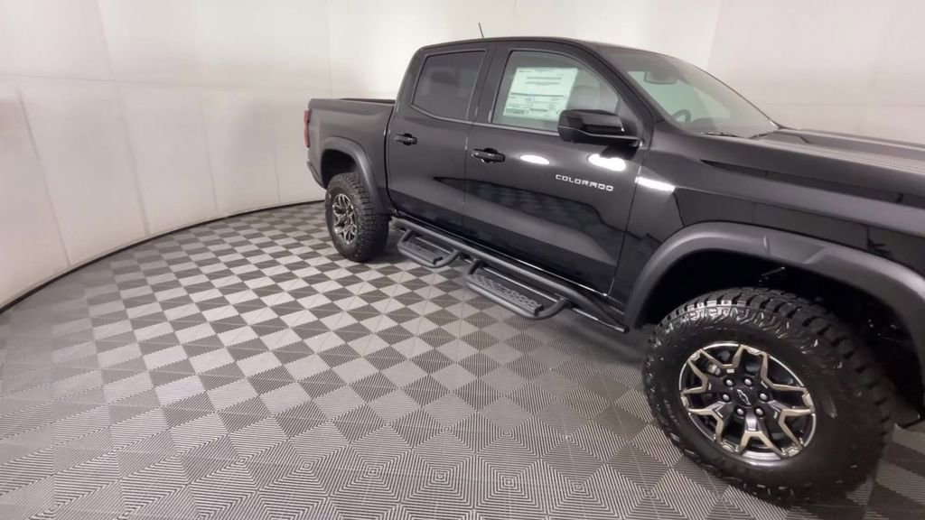 2025 Chevrolet Colorado ZR2 photo 2