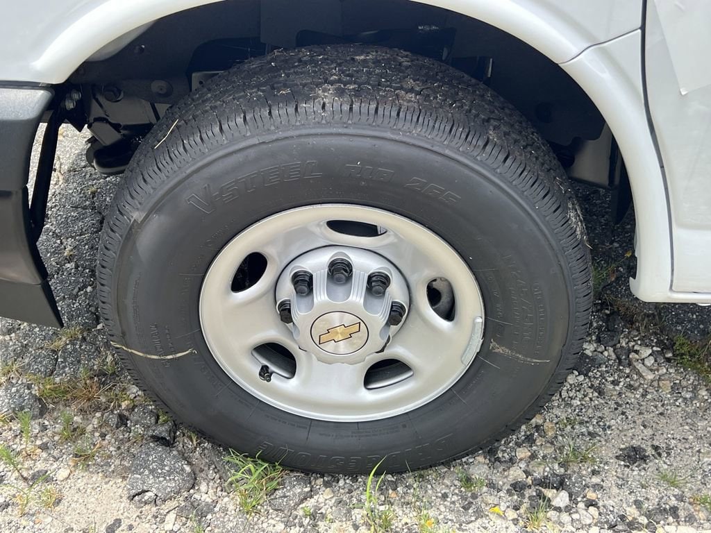 2025 Chevrolet Express Cargo 2500 Work Van photo 3