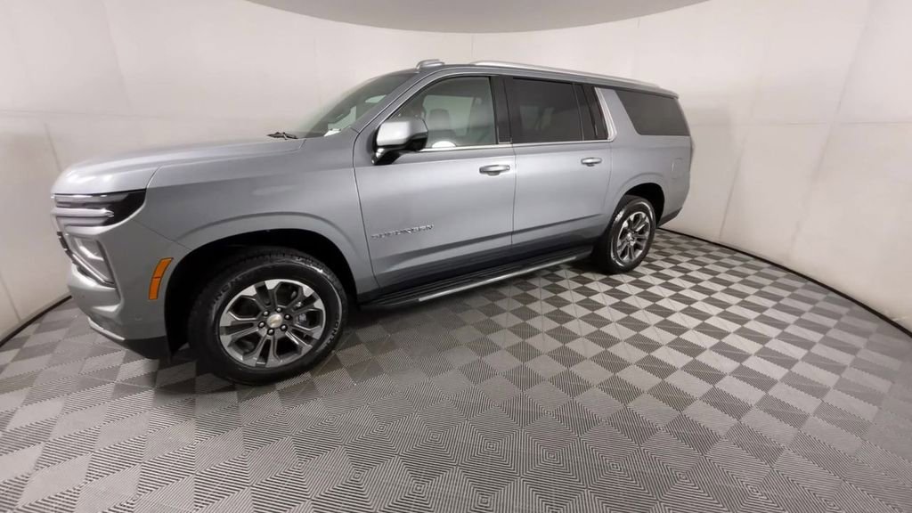 2025 Chevrolet Suburban LT photo 4