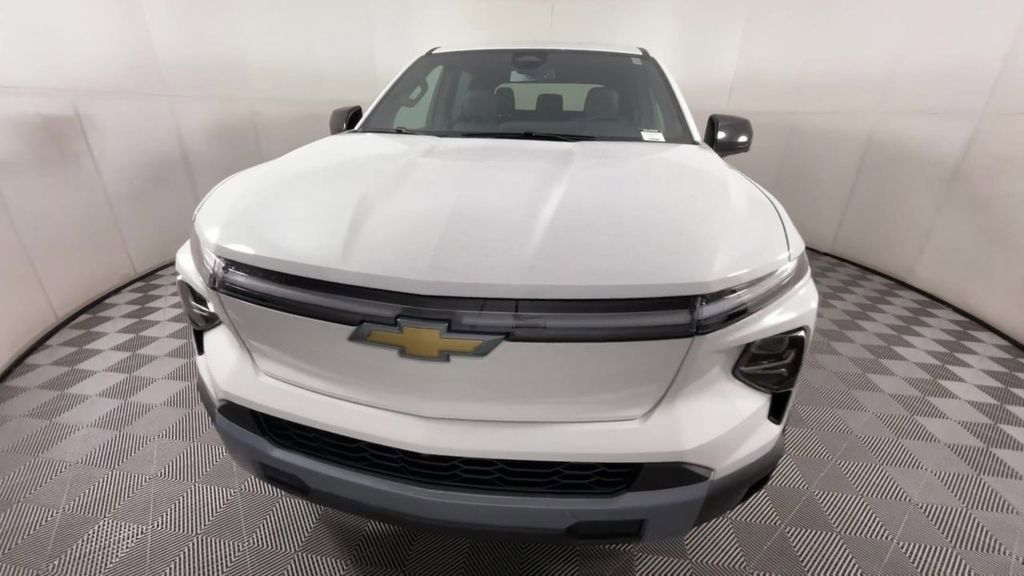 2025 Chevrolet Silverado EV LT photo 3